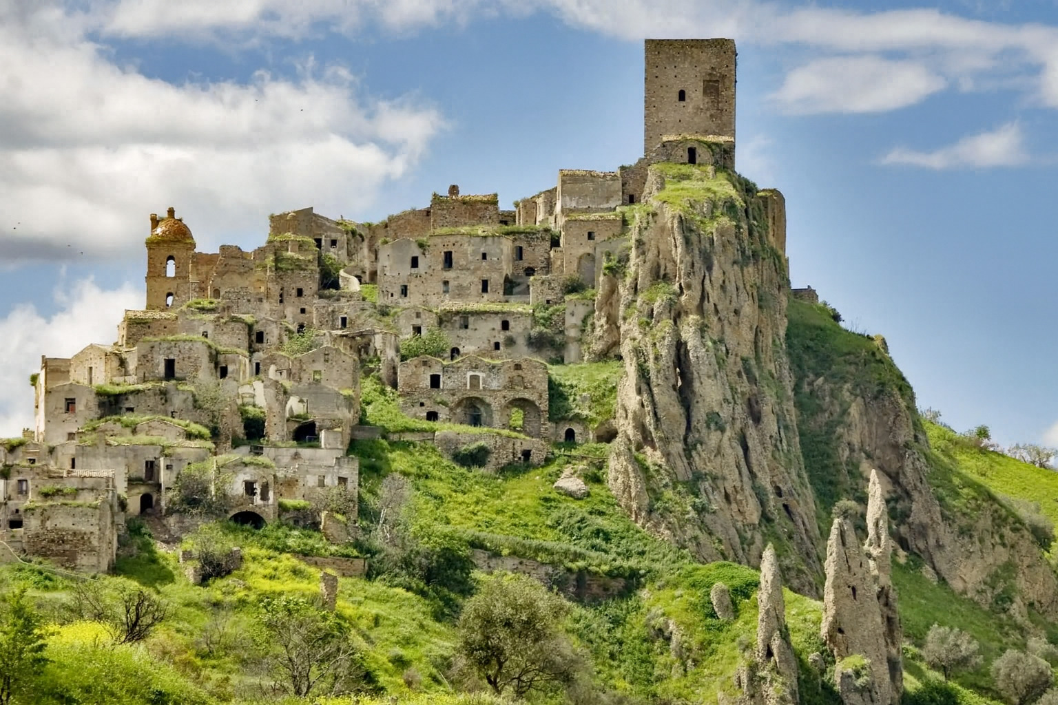 Craco: Il Borgo Fantasma della Basilicata Dove il Tempo Si È Fermato