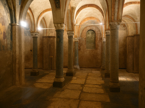 La Cripta di San Sepolcro a Milano: il Cuore Oscuro sotto i Piedi del Tempo