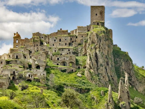 Craco: Il Borgo Fantasma della Basilicata Dove il Tempo Si È Fermato