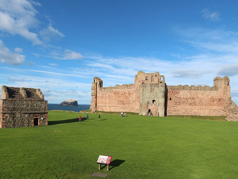 Tantallon Castle: Il Fascino dei Misteri e dei Fantasmi