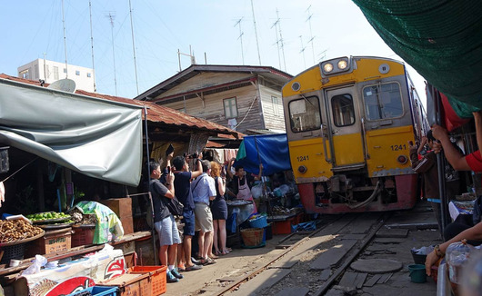 Un mercato al cui interno passa un treno