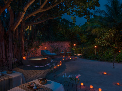 Four Seasons Landaa Giraavaru